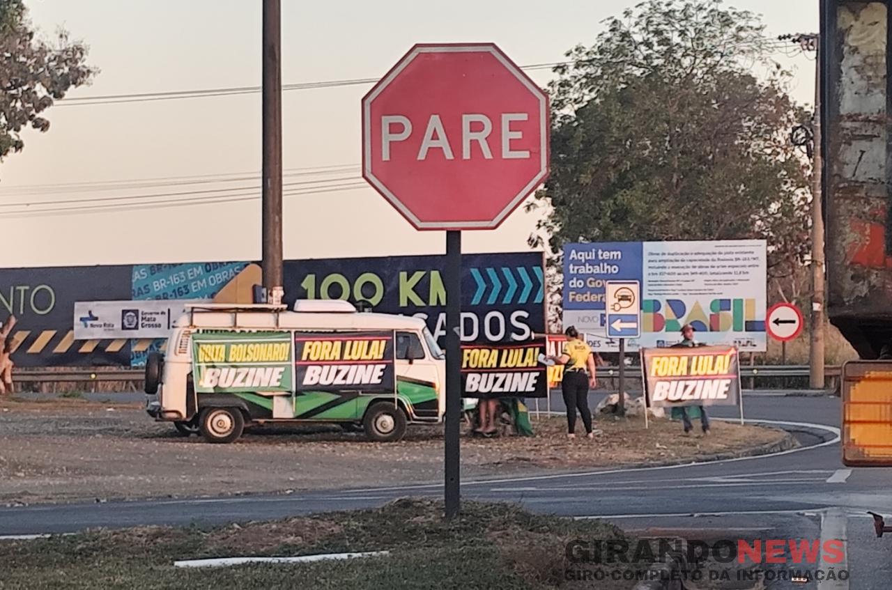 Apoiadores de Bolsonaro chamam atenção com faixas e buzinaço no Trevo do Lagarto, em Várzea Grande