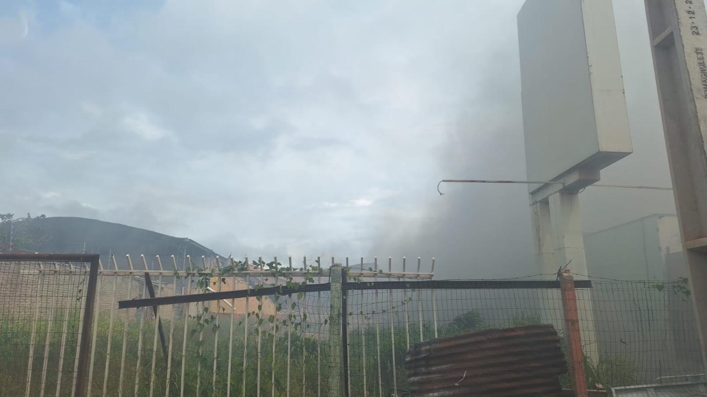 REINCIDÊNCIA: Incêndio de grandes proporções volta a atingir barracão em Várzea Grande e fumaça assusta moradores