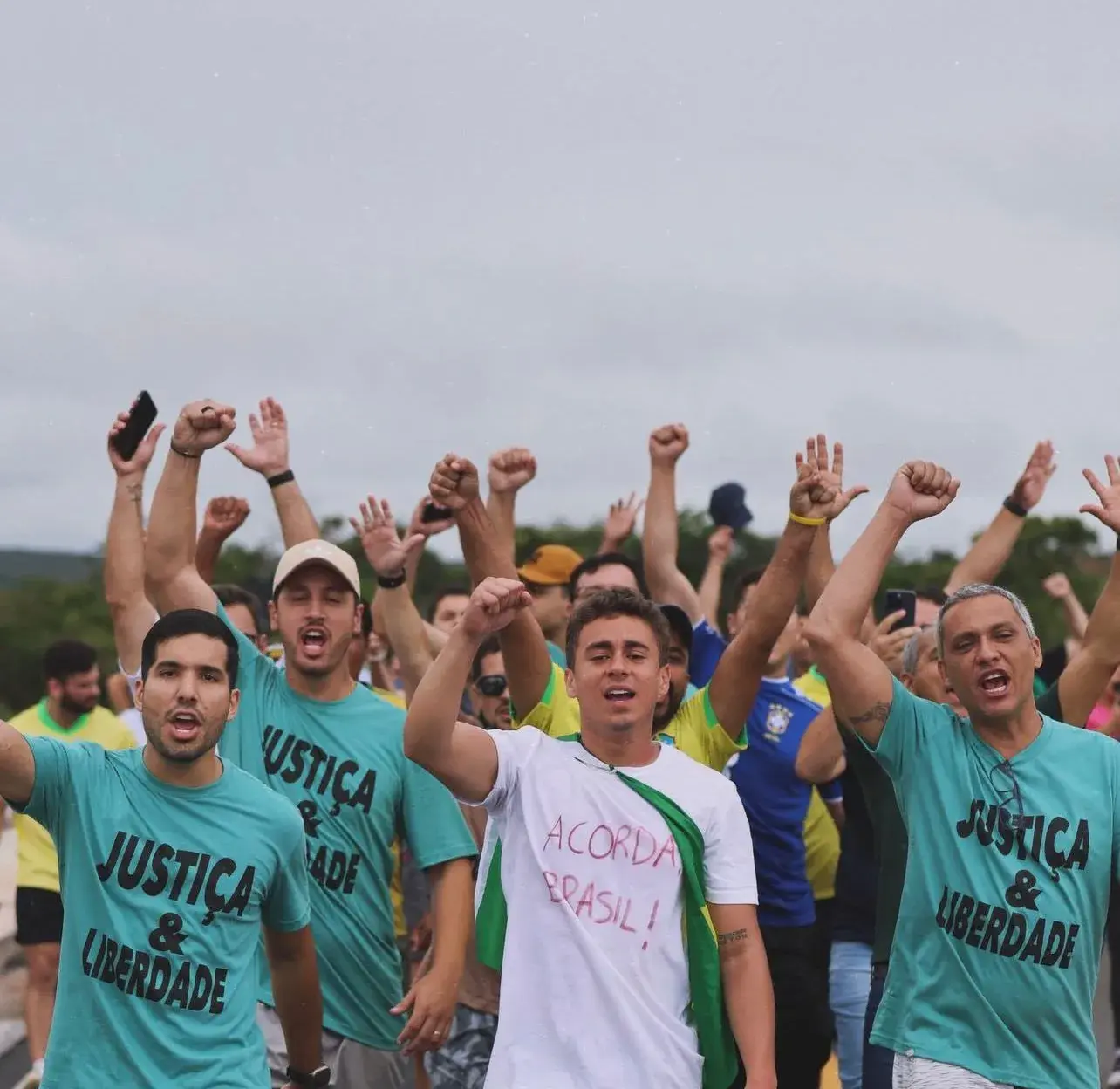 URGENTE: Raio atinge poste e deixa dezenas de feridos em manifestação na Praça do Cruzeiro, em Brasília
