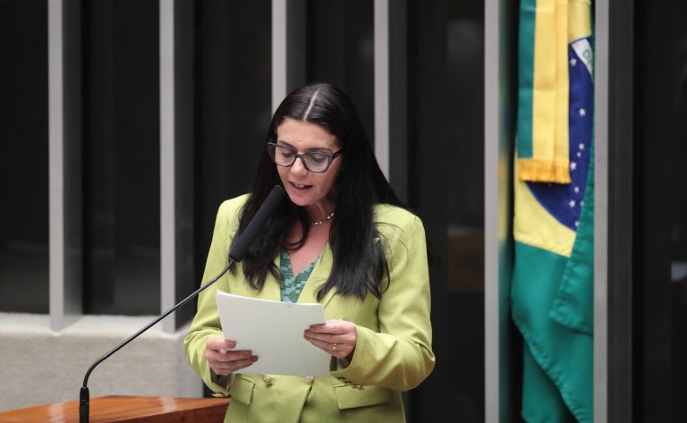 Comissão aprova projeto que garante escolta policial para mulher denunciar agressor