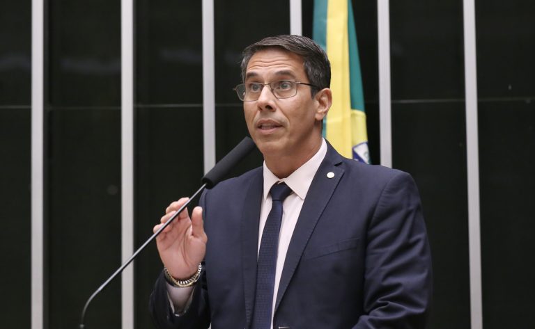 Projeto proíbe postos de gasolina de cobrarem preços diferentes para pagamentos em dinheiro ou Pix