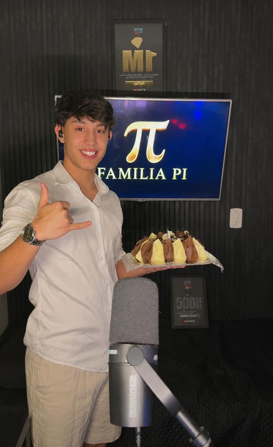 Pietro Barbosa comemora 1 ano de lives no TikTok com batalha oficial e emoção em família