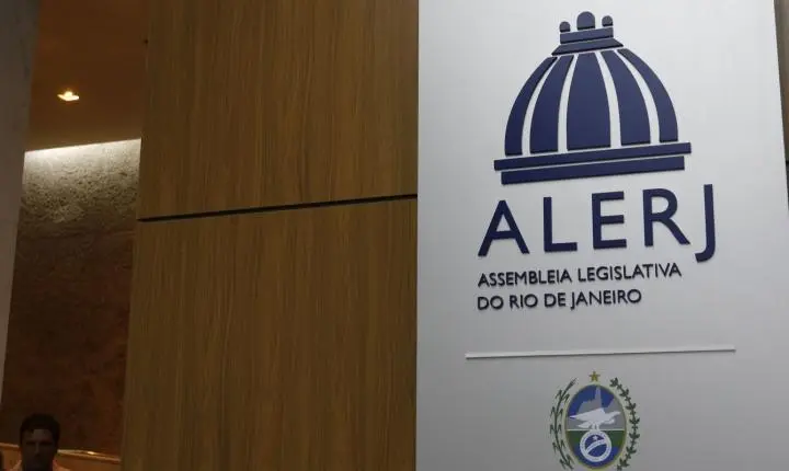 Deputados do RJ aprovam tornozeleira rosa para agressores de mulheres