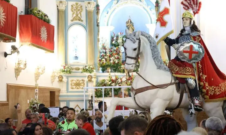 Fiéis se concentram no centro do Rio para celebrar dia de São Jorge