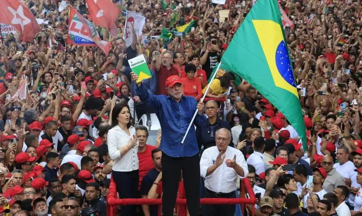 Lula é reeleito presidente do Brasil em virada histórica