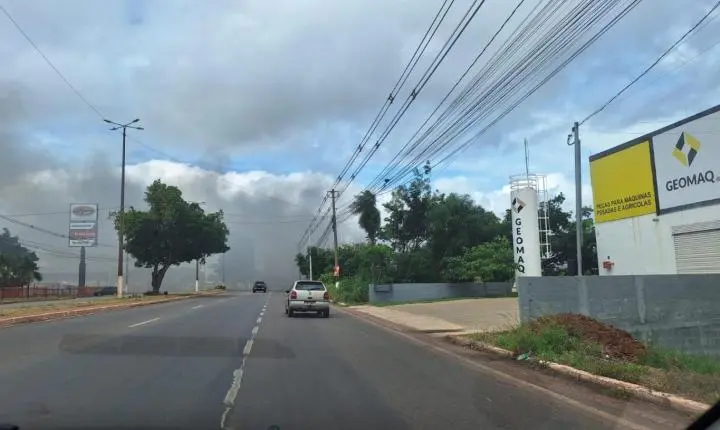 REINCIDÊNCIA: Incêndio de grandes proporções volta a atingir barracão em Várzea Grande e fumaça assusta moradores