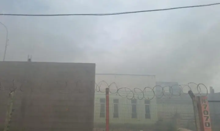 REINCIDÊNCIA: Incêndio de grandes proporções volta a atingir barracão em Várzea Grande e fumaça assusta moradores