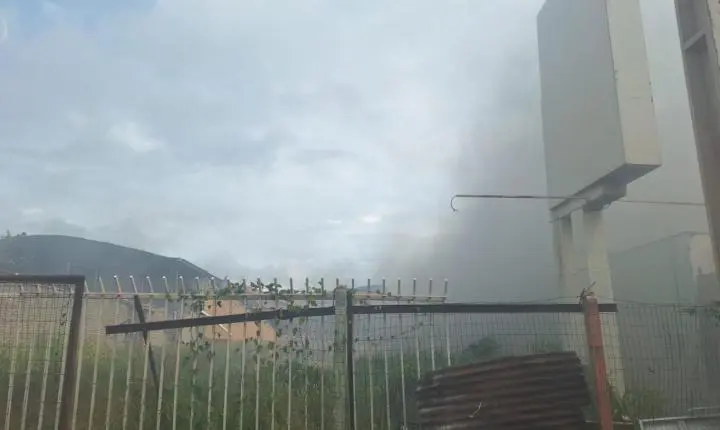 REINCIDÊNCIA: Incêndio de grandes proporções volta a atingir barracão em Várzea Grande e fumaça assusta moradores