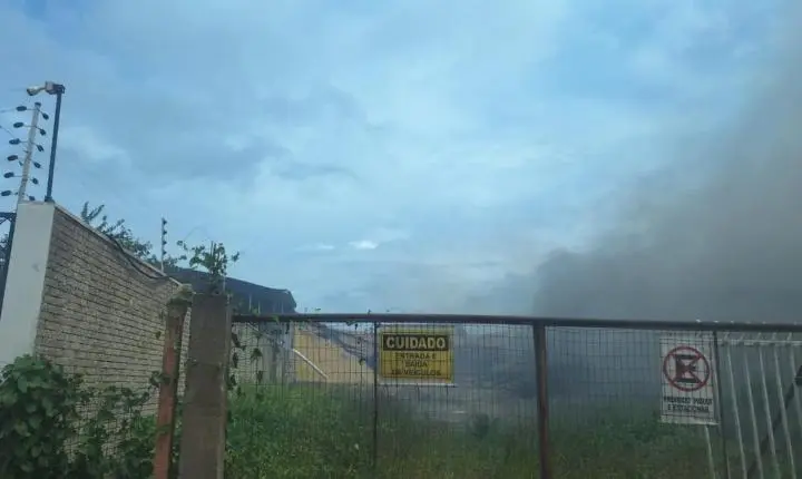 REINCIDÊNCIA: Incêndio de grandes proporções volta a atingir barracão em Várzea Grande e fumaça assusta moradores