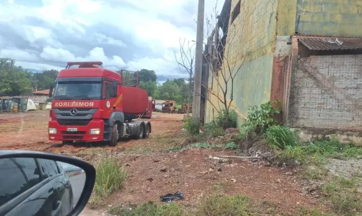 REINCIDÊNCIA: Incêndio de grandes proporções volta a atingir barracão em Várzea Grande e fumaça assusta moradores
