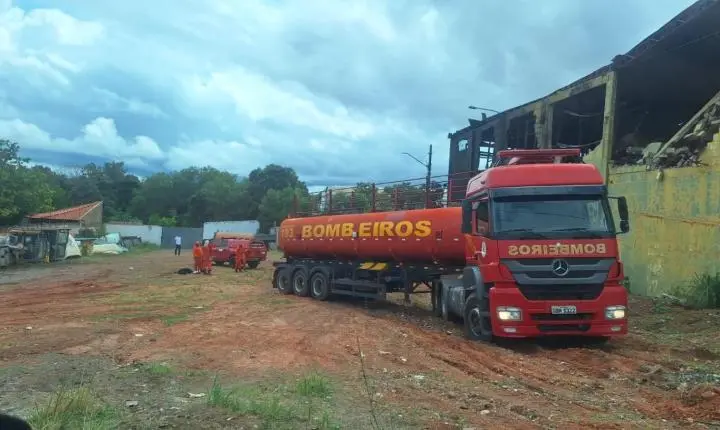 REINCIDÊNCIA: Incêndio de grandes proporções volta a atingir barracão em Várzea Grande e fumaça assusta moradores