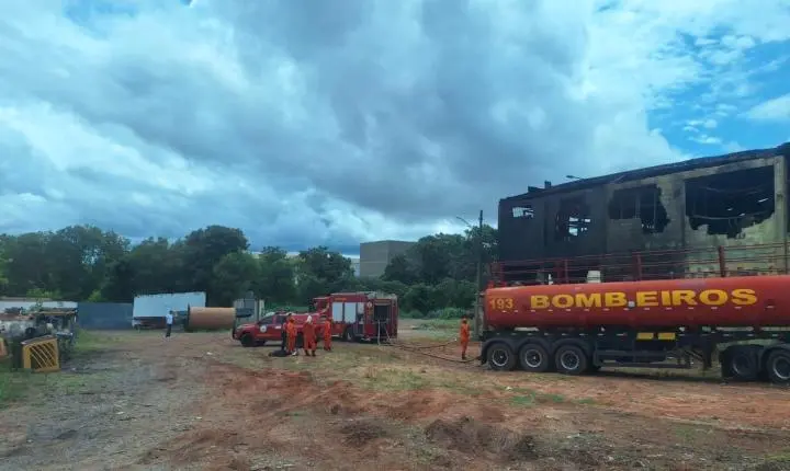 REINCIDÊNCIA: Incêndio de grandes proporções volta a atingir barracão em Várzea Grande e fumaça assusta moradores